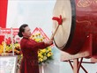 Chủ tịch Quốc hội đánh trống khai giảng tại Trường THPT Chuyên Lê Hồng Phong. Ảnh: TTXVN