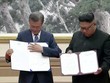 Nhà lãnh đạo Triều Tiên Kim Jong-un và Tổng thống Hàn Quốc Moon Jae-in thông qua thỏa thuận Hòa bình Bình Nhưỡng. (Ảnh: Reuters).