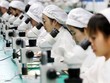 Công nhân Trung Quốc trong một nhà máy sản xuất điện thoại tại An Huy. Ảnh: AFP.