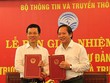 Ông Nguyễn Mạnh Hùng (trái) và ông Trương Minh Tuấn tại Lễ bàn giao chức Bộ trưởng ngày 3/8. Ảnh: MIC.