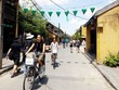 Du khách đi xe đạp, tham quan trong phố cổ Hội An.