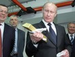 Tổng thống Nga Vladimir Putin cầm trên tay một thỏi vàng (Ảnh: Getty).