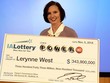 Bà Lerynne West nhận giải độc đắc trị giá 343,9 triệu USD, giải xổ số lớn nhất từng được nhận tại bang Iowa. (Nguồn: WOWT)