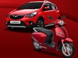 Ôtô cỡ nhỏ Fadil và xe máy điện Klara xuất hiện trên bảng quảng cáo tại một toà nhà ở Hà Nội.