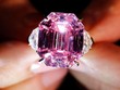 Viên kim cương hồng 18,96 carat có giá ước chừng gần 1.200 tỷ đồng. (Nguồn: Denis Balibouse | Reuters).