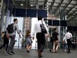 Người làm việc đi đến văn phòng tại khu vực trung tâm Singapore. Ảnh: Bloomberg.