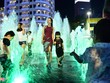 Đài phun nước trên phố đi bộ thu hút người dân tới vui chơi, chụp ảnh. Ảnh: Tùng Tin.