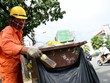 Nhân viên môi trường TP HCM phân loại rác sau khi thu gom. Ảnh: Hữu Khoa.