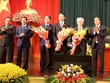 Lãnh đạo thành phố Hải Phòng tặng hoa chúc mừng những người được bầu bổ sung các chức danh.