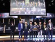 Ông Back Jong Kook (thứ hai, bìa trái), Chủ tịch Hội đồng thành viên kiêm Tổng giám đốc Hanwha Life Việt Nam trao giải thưởng cho đội chiến thắng ở giải đấu Thử thách E-sport toàn cầu Hanwha Life vừa qua.