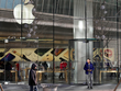 Không khí ảm đạm bên ngoài một Apple Store ở Trung Quốc. Ảnh: Reuters.