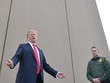 Ông Trump đến xem mô hình tường biên giới Mỹ - Mexico tại California tháng 3/2018. Ảnh:AFP.