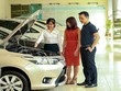 Thị trường ô tô cũ giáp Tết Nguyên đán Kỷ Hợi 2019 ngày càng sôi động (Trong ảnh: Khách hàng đang xem tại đại lý Toyota Mỹ Đình, chi nhánh Cầu Diễn, Hà Nội) - Ảnh: Tùng Lê.