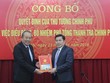 Phó Thủ tướng Thường trực Chính phủ Trương Hòa Bình trao quyết định cho đồng chí Trần Văn Minh.