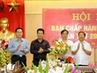 Lãnh đạo tỉnh Hà Tĩnh chúc mừng đồng chí Hoàng Trung Dũng.