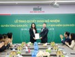 Ông Uông Đông Hưng - Chủ tịch HĐQT Tổng công ty cổ phần Bảo hiểm Quân đội trao Quyết định bổ nhiệm Bà Nguyễn Thị Hải Yến.