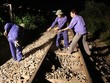 Công nhân khắc phục sự cố. Ảnh: Nguyễn Hải.