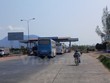 Phương tiện lưu thông qua trạm thu phí BOT. (Ảnh: Doãn Đức/Vietnam+).