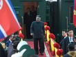 Lãnh đạo Triều Tiên Kim Jong-un xuống tàu tại ga Đồng Đăng sáng 26/2. Ảnh: Reuters. 
