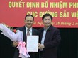 Bộ trưởng Nguyễn Văn Thể trao quyết định bổ nhiệm cho đồng chí Dương Hồng Anh.