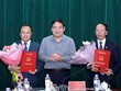 Đồng chí Nguyễn Đắc Vinh trao quyết định và chúc mừng các đồng chí Nguyễn Nam Đình, Bùi Thanh An.