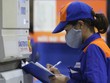 Nhân viên một cây xăng ở Hà Nội "chốt" sổ cuối ca bán hàng. Ảnh: Ngọc Thành.