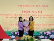 Phó Bí thư Thường trực Thành ủy Hà Nội Ngô Thị Thanh Hằng trao quyết định và chúc mừng đồng chí Trần Thị Phương Hoa.