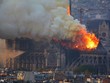 Ngọn lửa dữ dội tại Nhà thờ Đức Bà Paris hôm 15/4. Ảnh: AFP.