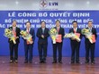 Chủ tịch HĐTV EVN Dương Quang Thành trao các quyết định bổ nhiệm thành viên HĐTV EVNCPC. - Ảnh: VGP