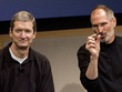 Tim Cook (trái) và Steve Jobs trong một sự kiện. Ảnh: CNBC.