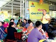 Kỹ sư Công ty Đạm Cà Mau hướng dẫn cách bón bộ sản phẩm cho bà con.
