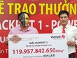 Ông Đ. nhận giải thưởng của Vietlott. (Ảnh: Zing).