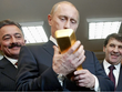 Tổng thống Vladimir Putin kiểm tra một thỏi vàng của Nga hồi năm 2005 (Ảnh: Time).