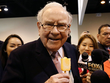 Warren Buffett trong một buổi đại hội cổ đông của công ty. Ảnh: WSJ.