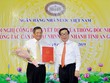 Phó Thống đốc NHNNVN Nguyễn Kim Anh trao quyết định và chúc mừng ông Nguyễn Tuấn Dũng.