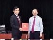 Phó Thống đốc NHNN Đào Minh Tú trao quyết định và chúc mừng đồng chí Nguyễn Xuân Bắc.