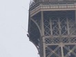 Một người chưa rõ danh tính đã tìm cách trèo lên tháp Eiffel. (Nguồn: foxnews).