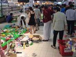 Khách hàng mua đồ, vứt vương vãi ra sàn siêu thị