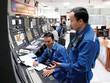 Các kỹ sư Việt Nam đang vận hành Nhà máy Lọc dầu Dung Quất tại phòng điều khiển trung tâm.