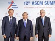 Thủ tướng Nguyễn Xuân Phúc (giữa) được Chủ tịch Hội đồng Châu Âu Donald Tusk (trái) và Chủ tịch Ủy ban Châu Âu Jean-Claude Juncker đón tiếp tại Hội nghị Cấp cao Á – Âu lần thứ 12 tháng 10/2018. Ảnh: EC.