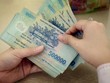 Từ 1/7, những người hưởng lương từ ngân sách nhà nước sẽ được tăng lương cơ sở 100.000 đồng mỗi tháng. Ảnh: Xuân Hoa.