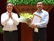 Ông Ngô Văn Tuấn (phải) nhận quyết định luân chuyển công tác. Ảnh: TTX.