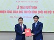 Đồng chí Nguyễn Hạnh Phúc trao quyết định và chúc mừng đồng chí Vũ Minh Tuấn.