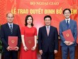 Phó Thủ tướng, Bộ trưởng Ngoại giao Phạm Bình Minh trao quyết định và chúc mừng 3 tân Vụ trưởng.