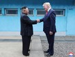 Tổng thống Trump và nhà lãnh đạo Kim Jong-un bắt tay tại đường ranh giới chia tách Hàn - Triều. (Ảnh: Reuters).