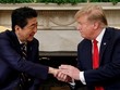 Thủ tướng Nhật Bản Shinzo Abe (trái) và Tổng thống Mỹ Donald Trump (phải) tại Nhà Trắng ngày 26/4. Ảnh: Reuters.