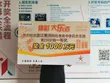 Tiểu Tượng lên nhận giải hôm 14/8/2019. Người đàn ông này phải che mặt để tránh phiền hà sau này.  Ảnh: hubeidaily.