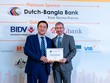 Ông Trần Hoài Nam, Phó tổng giám đốc, đại diện HDBank nhận giải “Green Deal Award” tại Singapore.