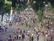Phố đi bộ Hồ Gươm mở từ 18h thứ sáu đến 0h chủ Nhật. Ảnh: Ngọc Thành.