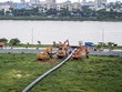 Công nhân thi công kéo đường ống D900 qua sông Hàn. Ảnh: TNG.
